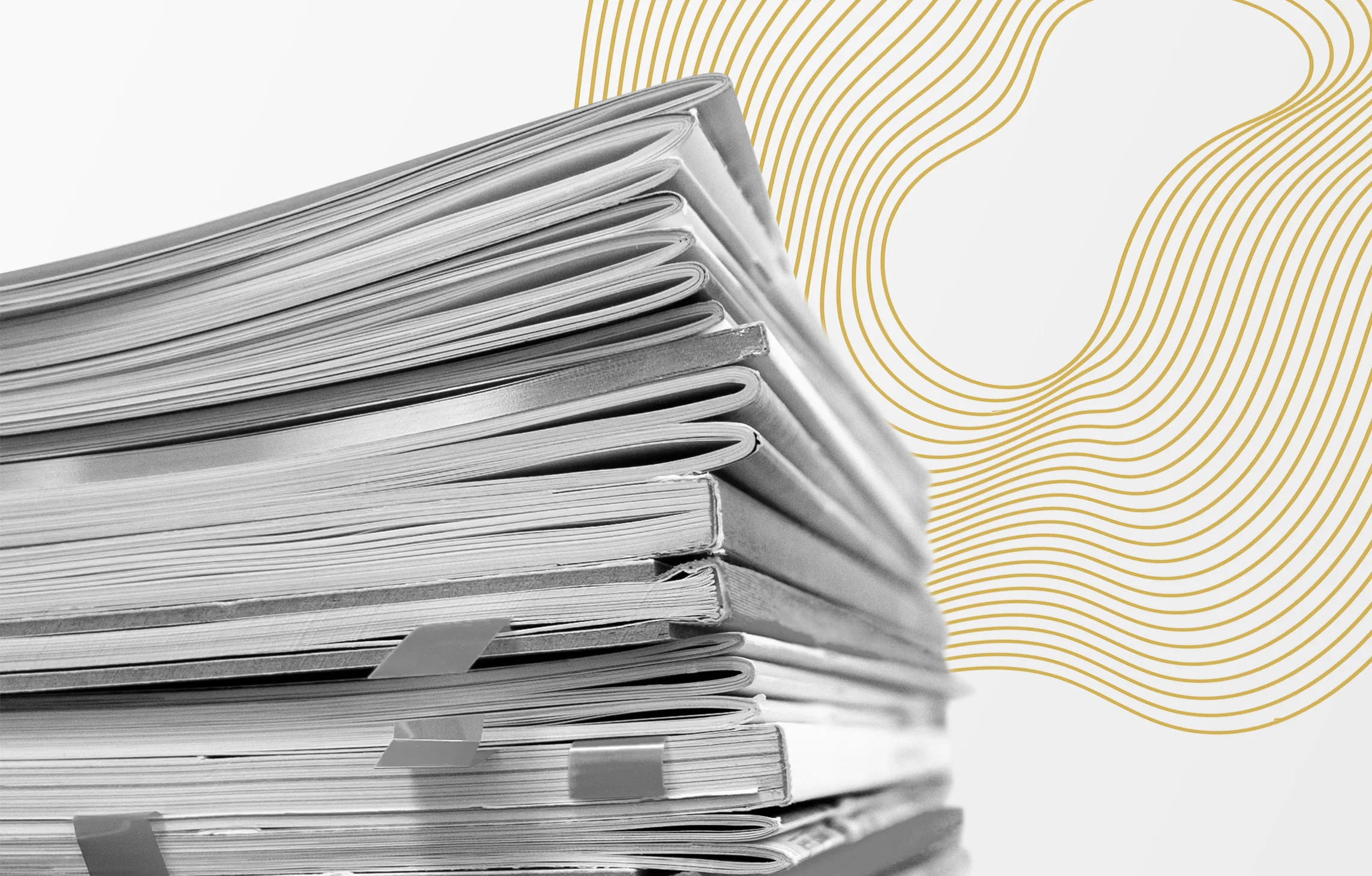 Stos dokumentów i papierów z złotymi liniami reprezentującymi cyfrową transformację i automatyzację procesów compliance