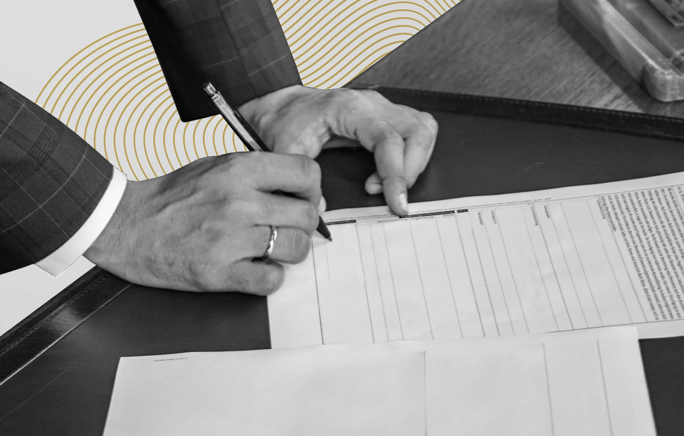 Biznesmen w garniturze podpisuje dokument przy biurku, compliance i procedury KYC