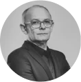 Portret mężczyzny w okularach i czarnej koszuli na szarym tle