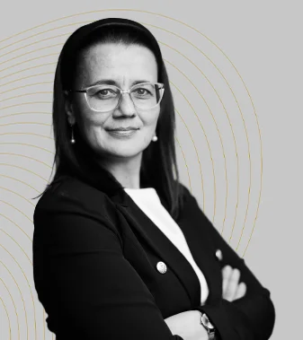 Portret profesjonalny kobiety w okularach i czarnym garniturze na szarym tle