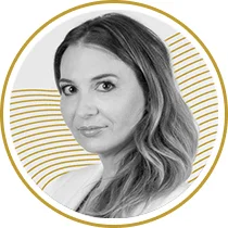 Portret kobiety z falowanymi włosami w złotej ramce owalnej