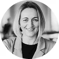 Uśmiechnięta kobieta w czarnym topie, portret profilowy na stronie Vercly