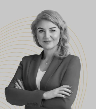 Profesjonalna kobieta w ciemnym żakiecie z założonymi rękami, portret biznesowy