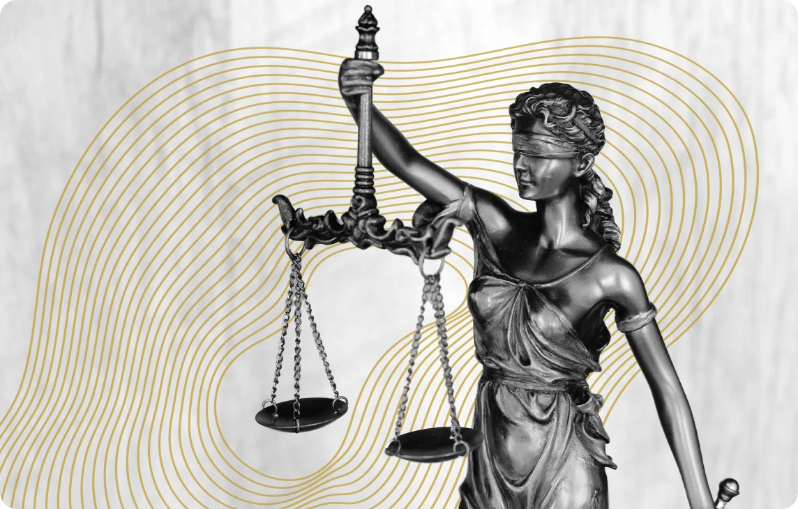 Kobieta Justycja z wagą i mieczem na złotym tle - symbol prawa, sprawierdliwości i compliance
