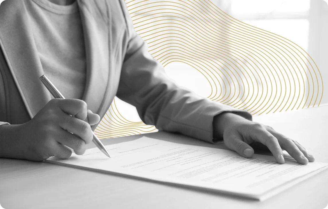 Osoba wypełniająca formularz, złote linie symbolizujące automatyzację procesów compliance