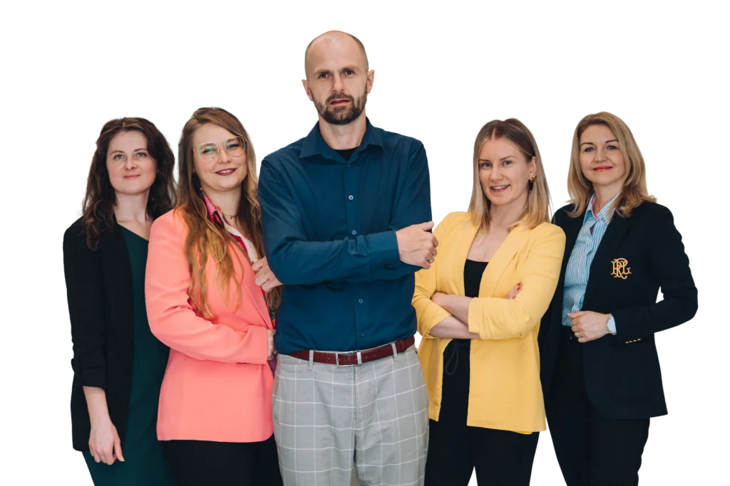 Zespół Vercly - pięcioosobowa grupa profesjonalistów pozująca do zdjęcia na białym tle