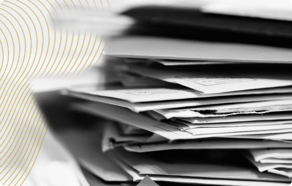Stos dokumentów i folderów na biurku - przechowywanie danych compliance i dokumentacji KYC
